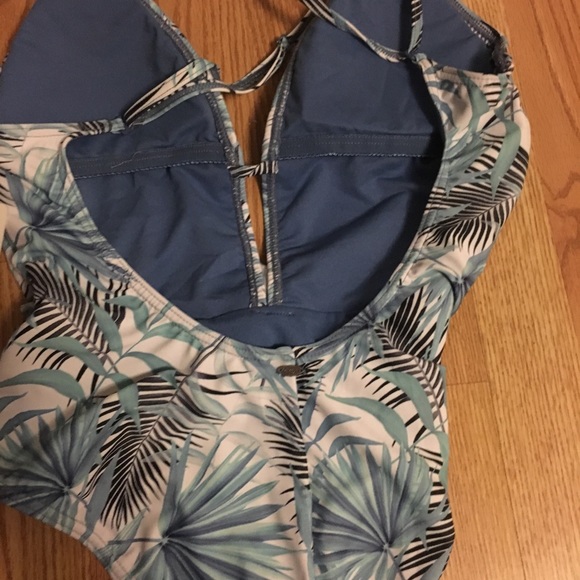 Swim Suit Knot Tie in Front - Picture 4 of 5